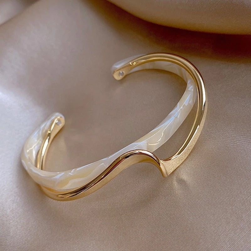 Simple White Shellfish Open Bangle