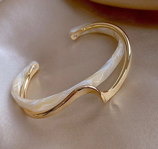 Simple White Shellfish Open Bangle