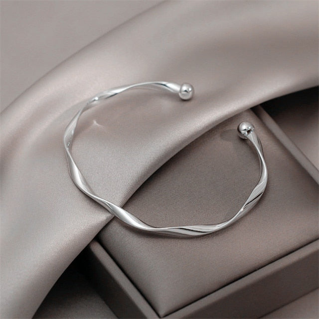 Simple White Shellfish Open Bangle