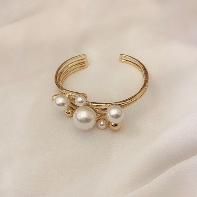 Simple White Shellfish Open Bangle