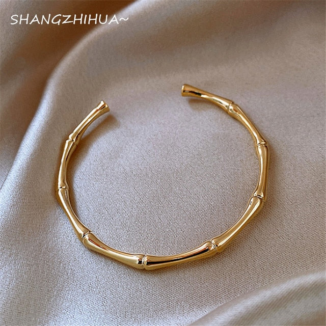 Simple White Shellfish Open Bangle