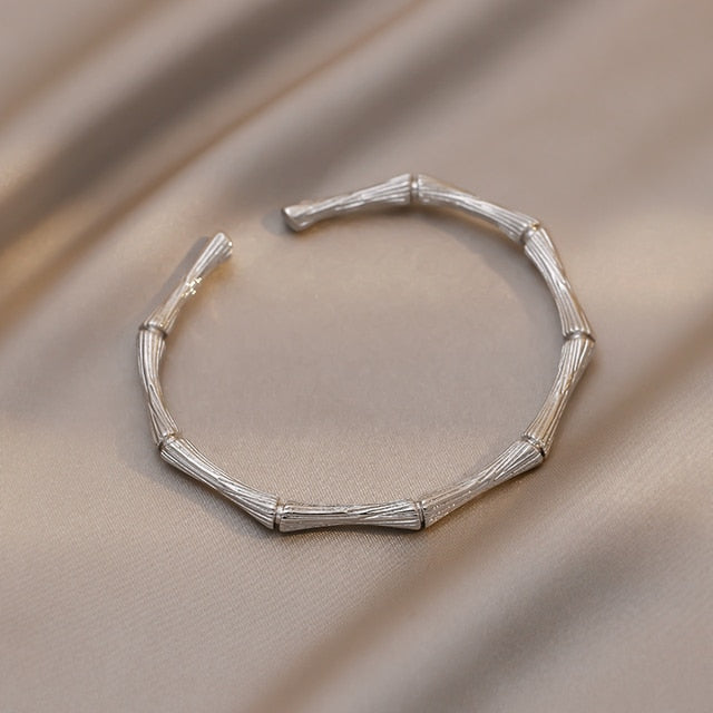 Simple White Shellfish Open Bangle