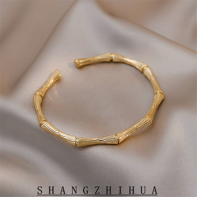 Simple White Shellfish Open Bangle