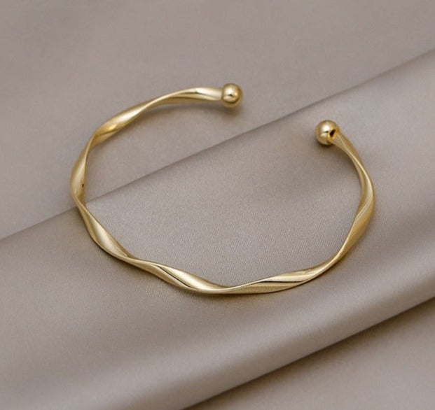 Simple White Shellfish Open Bangle